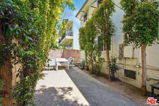 Building Photo - 1929 Tamarind Ave