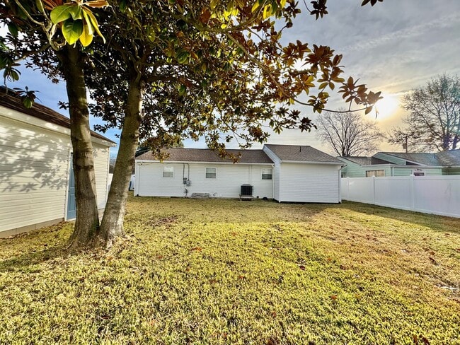 Building Photo - Fully-Updated 1st-Time Rental! Ready NOW! Pet Friendly w/Large, Detached Garage Workshop!