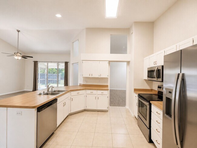 Building Photo - 3 Bedroom 2.5 Bath In Alafaya Woods