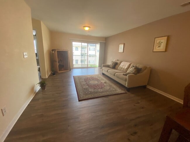 Building Photo - Third Level Condo in Kernersville!