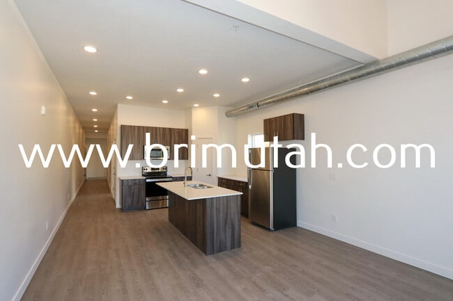 Building Photo - 945 S Washington St