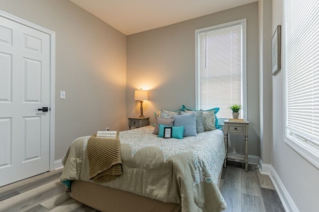 Building Photo - Spacious 6-Bedroom Home – Perfect for Large Families or Groups!