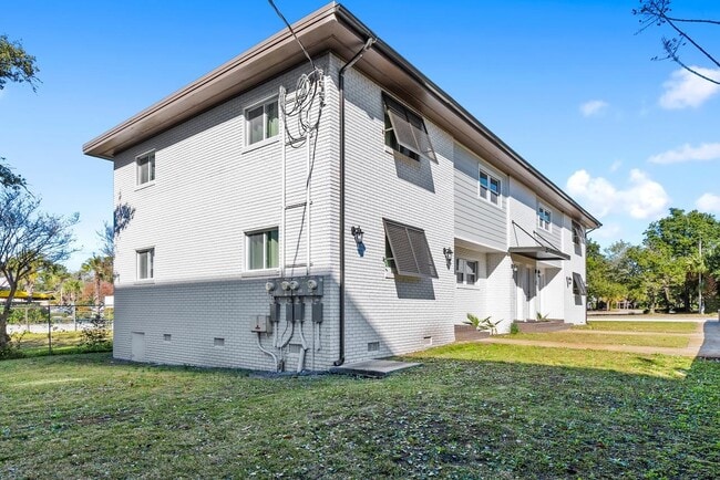 Building Photo - 409 17th Ave N