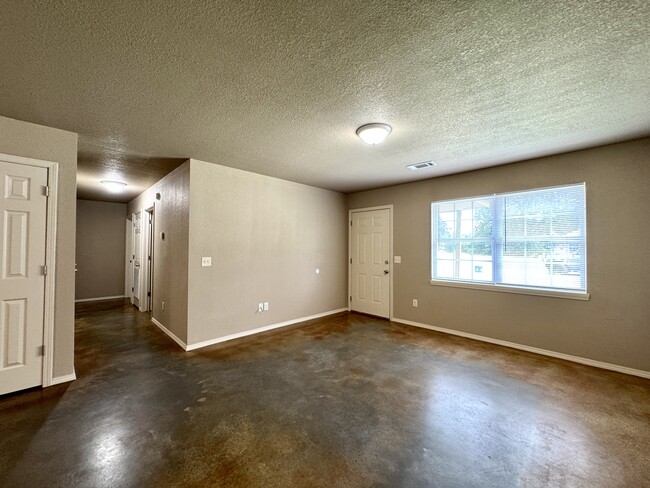 Building Photo - 611 Carson Rd