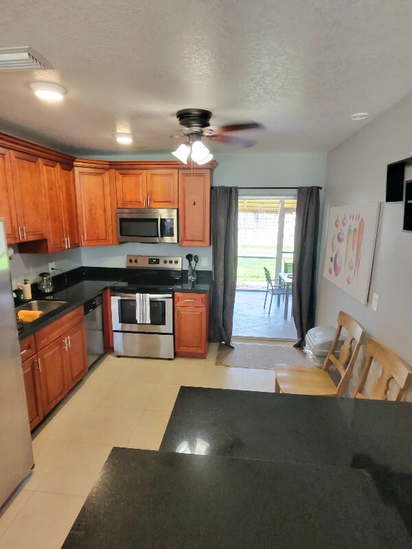 Building Photo - 2419 NE 2nd Ave