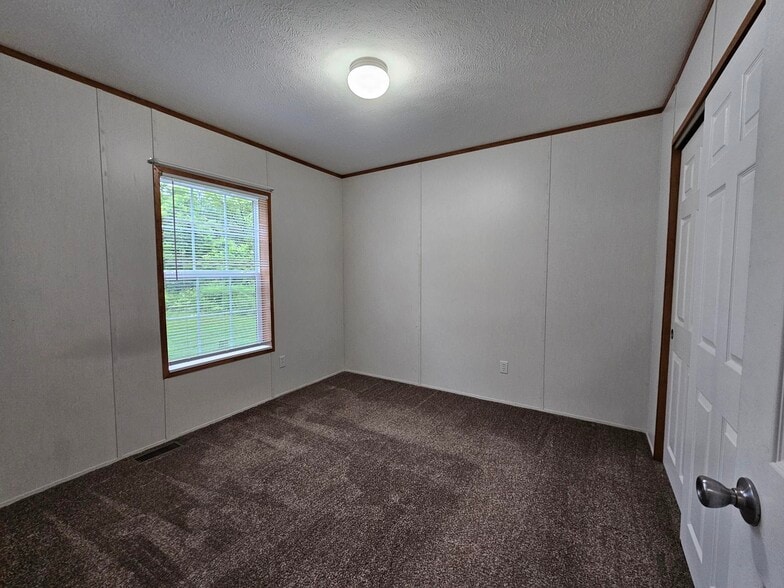 Building Photo - 46 Pine Cir