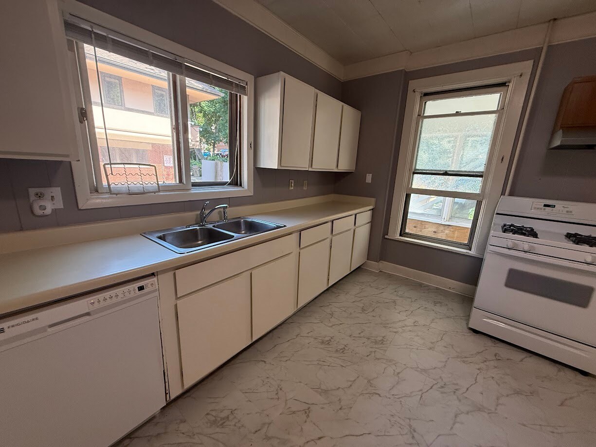 Building Photo - 1915 University Ave