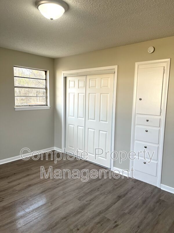 Building Photo - 1108 Hall St