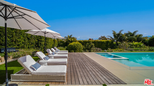 Building Photo - 6540 Dume Dr