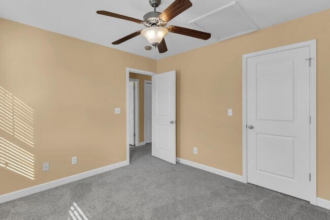 Building Photo - 69 Thornbury Dr
