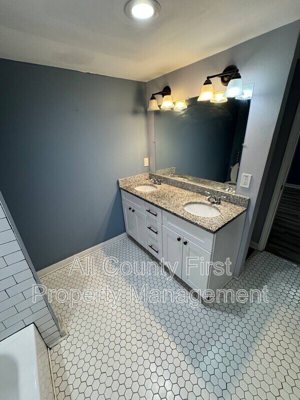 Building Photo - 656 Cedar Ave NW