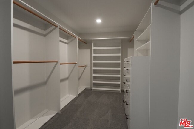 Building Photo - 1121 N Beverly Dr