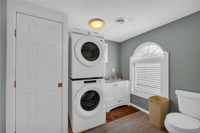 Building Photo - 307 Moore Ave