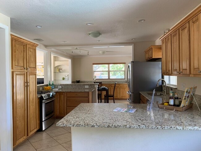 Building Photo - 1401 Magnolia Dr