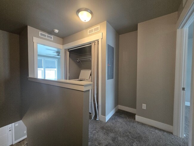 Building Photo - 2 bedroom 2.5 Bathroom Townhome