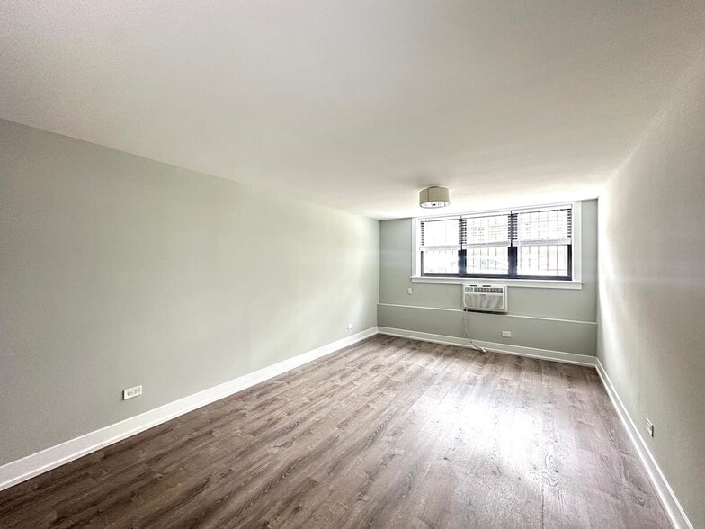 Building Photo - 450 W Barry Ave