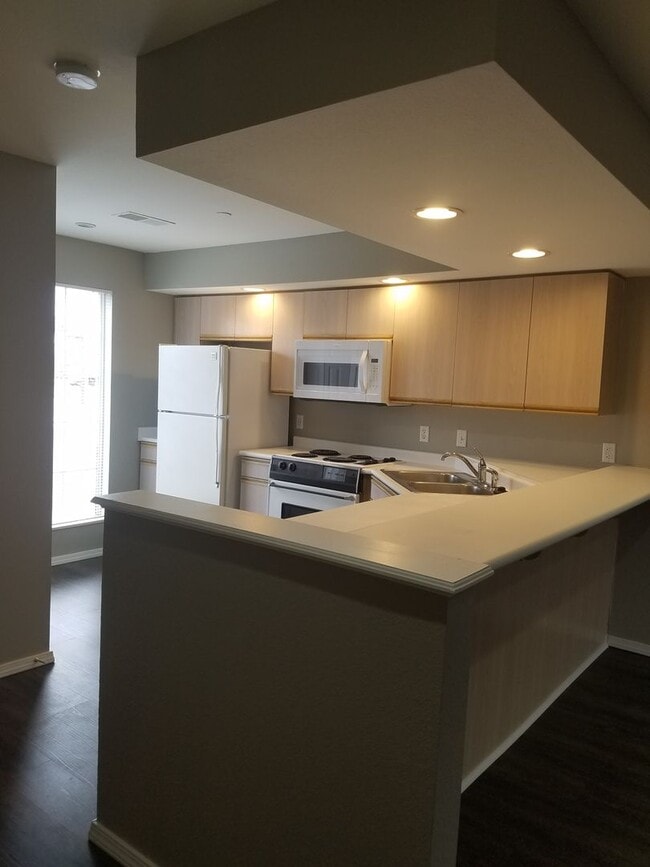 Building Photo - Beautiful Two Bedroom 2 bath Apartment wit...