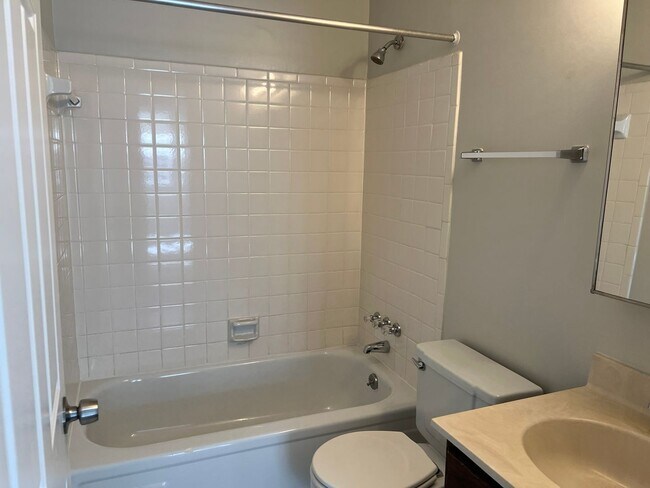 Building Photo - Well Appointed  and Updated Townhome in Downtown Bethesda