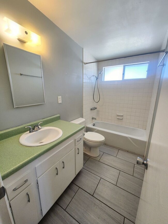 Building Photo - 2 bedroom with Spectacular Views