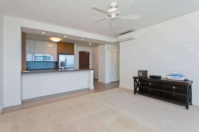Building Photo - BEAUTIFUL 1 BEDROOM UNIT IN THE COLLECTION