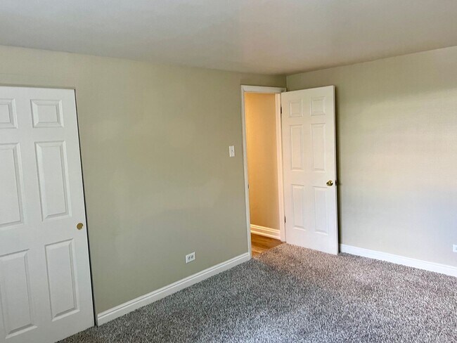 Building Photo - 2 bd/1.5 ba unit in CapHill