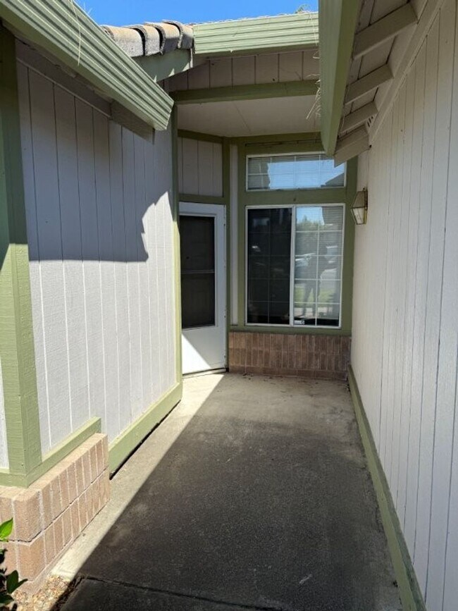 Building Photo - Modern 3 Bedroom 2 Bath One Story Browns Valley Vacaville *Star Rentals