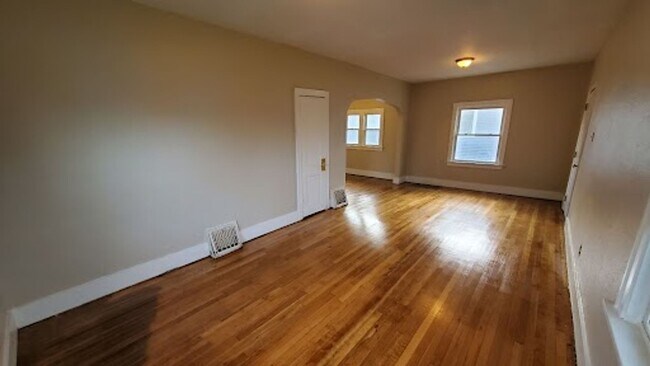 Building Photo - Pet Friendly Home with Fenced Back Yard and Hardwood Floors!