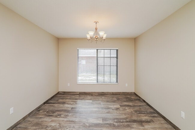Building Photo - 542 Eldron Ave