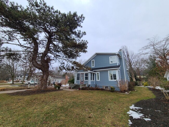 Building Photo - Charming 3-Bedroom, 2-Bathroom Home in South Haven, MI