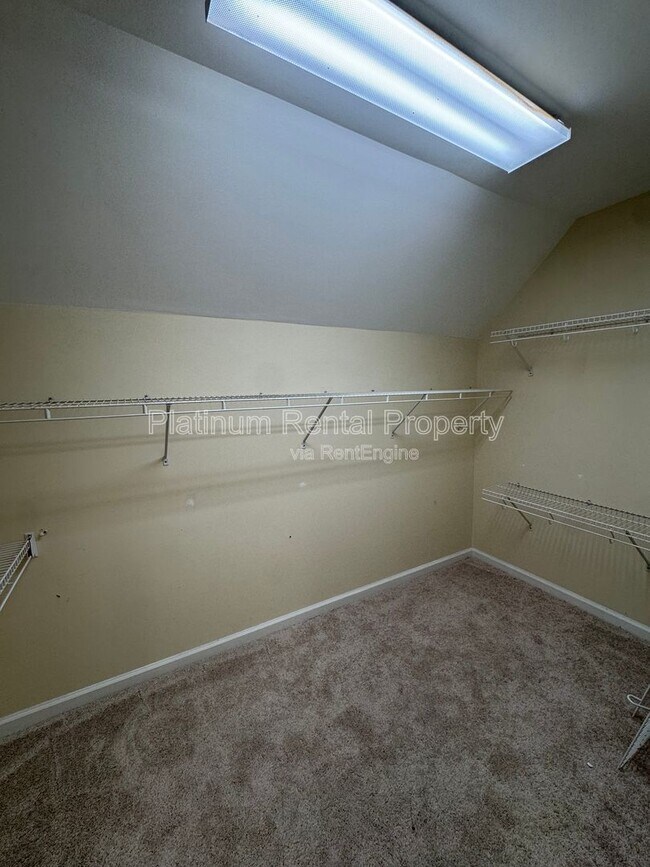 Building Photo - 425 Water Shadow Ln