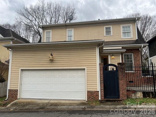 Building Photo - 711 E 9th St