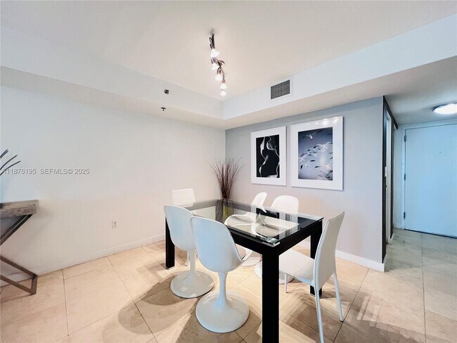 Building Photo - 1200 Brickell Bay Dr