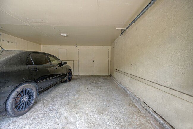 Building Photo - Beautifully Renovated Unit