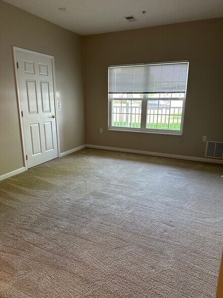 Master bedroom - 415 Stockton Rdg