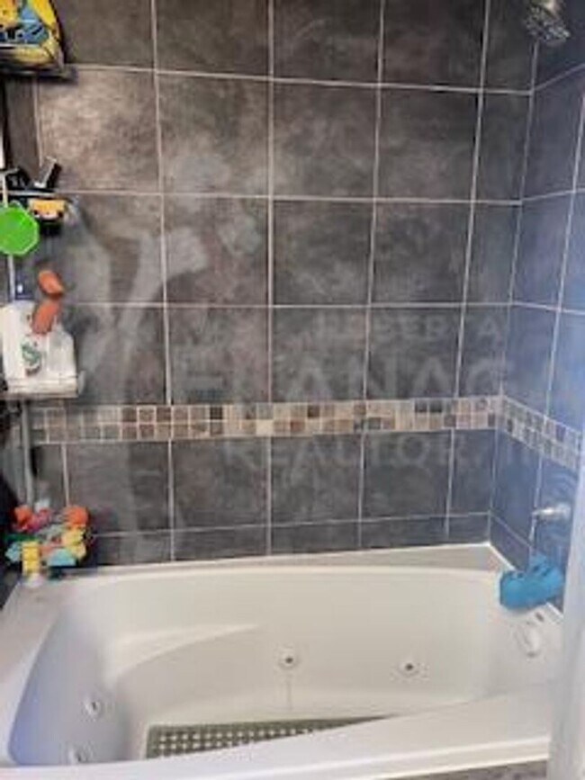 Building Photo - Beautiful 3 bedroom/ 1.5 bathroom home