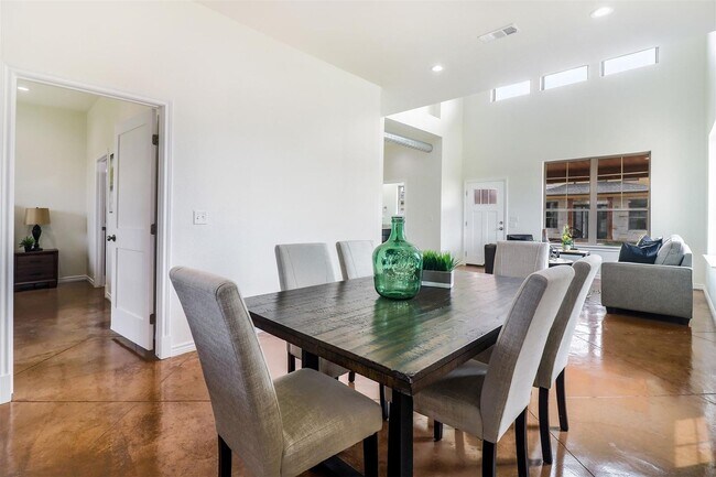 Building Photo - Charming 3-Bedroom Townhome near Lake Tawa...