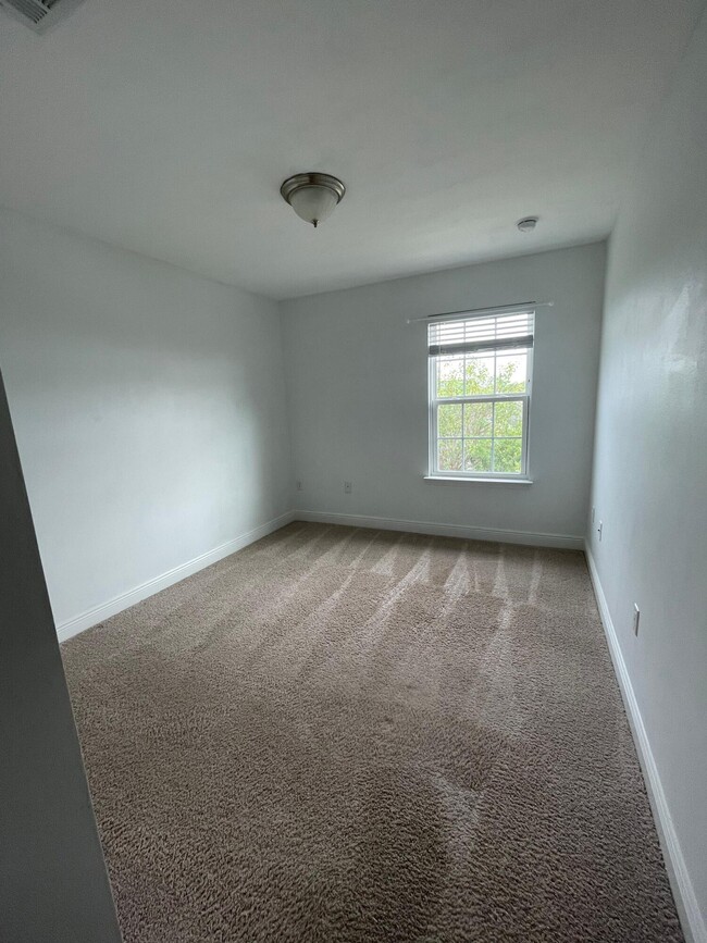 Building Photo - 122 Iron Horse Dr E