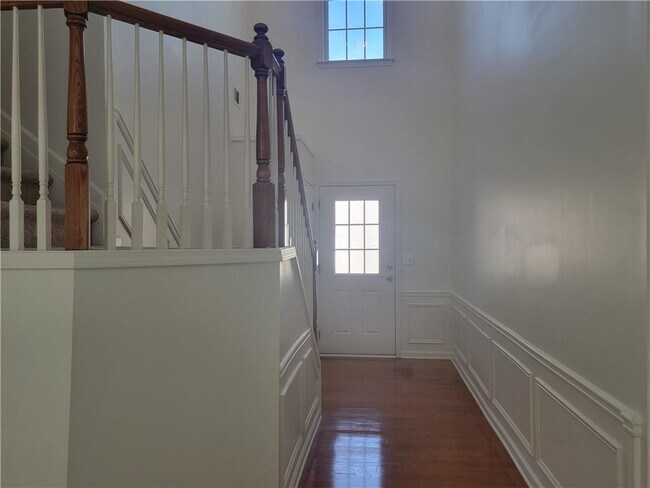 Building Photo - 2448 Fairlie Dr