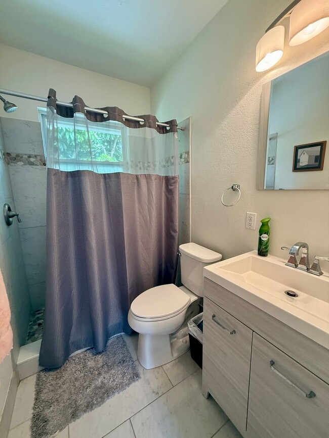 Building Photo - Fully furnished 1/1 Apartment Old NE