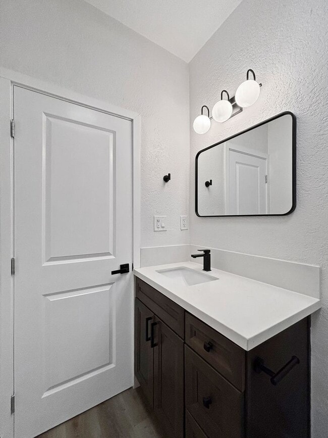 Building Photo - Charming & Spacious 2BD/2.5BA House in Nor...