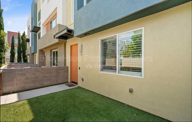 Building Photo - 721 Shoreline Rd