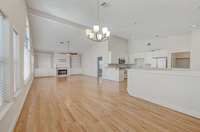 Building Photo - 5723 Larkin St
