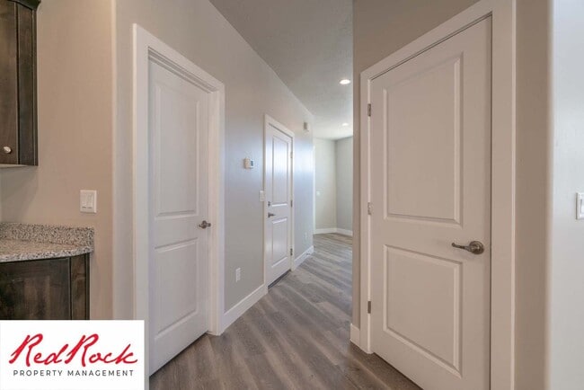 Building Photo - 3 Bedroom Hurricane Townhome With Scenic Views