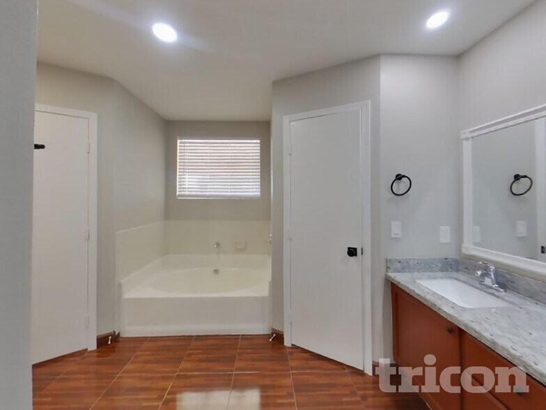 Building Photo - 4947 E Greenway Cir