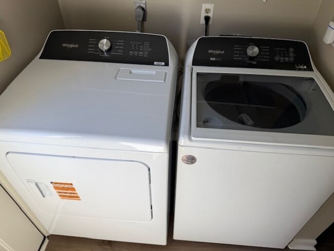 Building Photo - 2 Bedroom / 2 Bathroom @ Surf Court