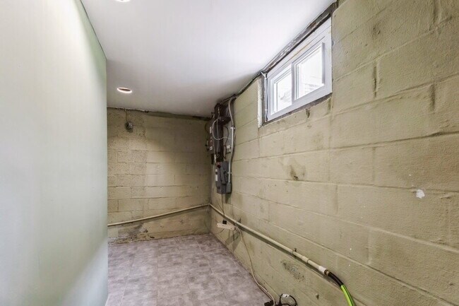 Building Photo - Bergenfield NJ Split Level Spacious Single Family home