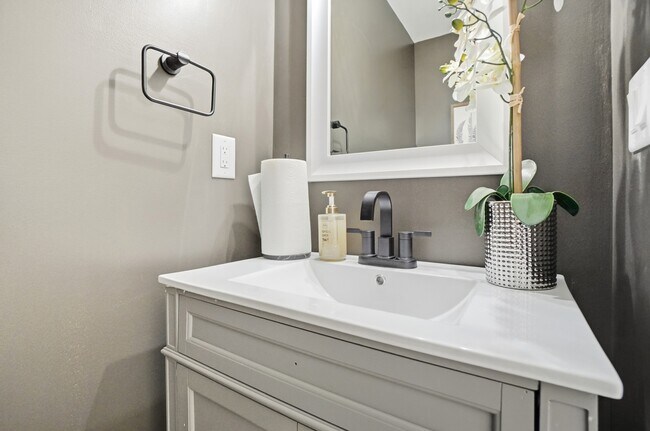 Building Photo - 408 St Clair Ave