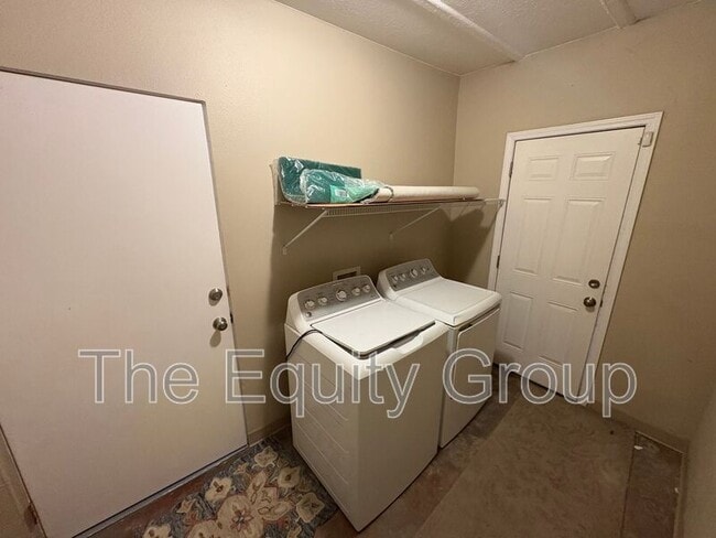 Building Photo - 600 N Dickran Dr