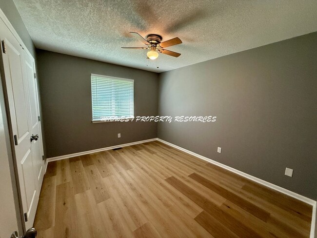 Building Photo - Large Updated 3 Bedroom/2 Bath Duplex in L...
