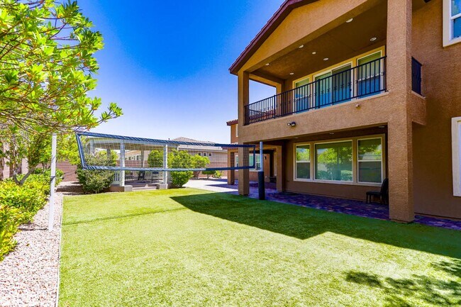 Building Photo - Stunning 5 Bed, 4 Full Baths And 2 Half Ba...